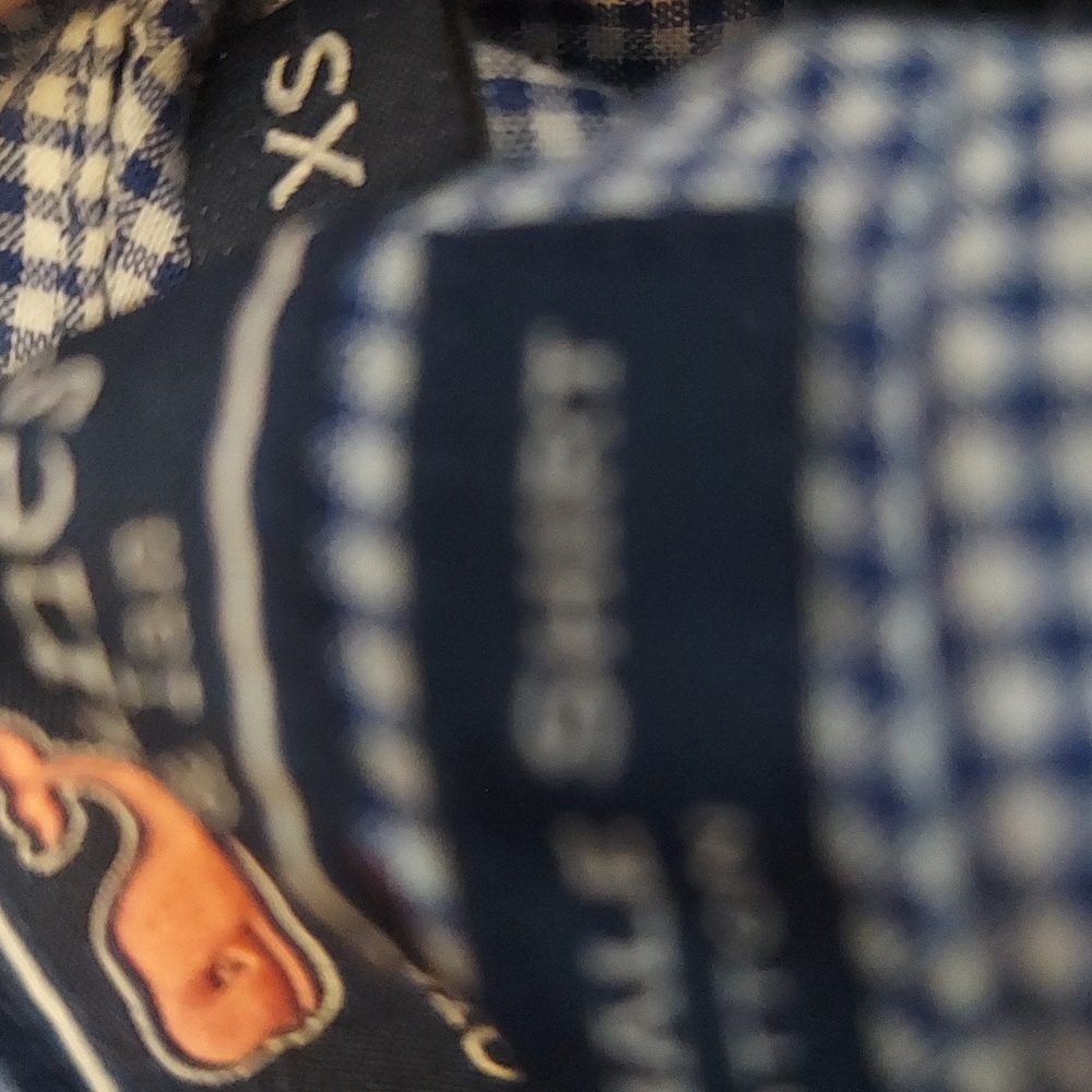 Classic prepster look. Xs button up from Vineyard vines. - Picture 2 of 3